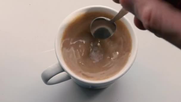 café au lait mélangé dans une tasse 