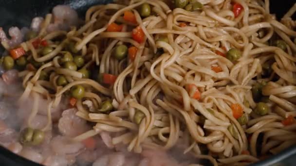 Wok with shrimps mixed in a pan — Stock Video