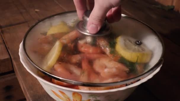 Dereotu sarımsak ve limon ile haşlanmış kaplan karides — Stok video