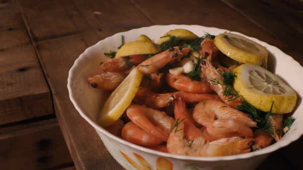 Camarones tigre cocidos con ajo de eneldo y limón. zoom lento suave — Vídeo de stock