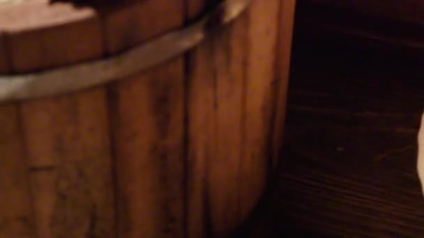 Γαρίδες και μπύρες στο μπάνιο. ομαλό αργό ζουμ — Αρχείο Βίντεο