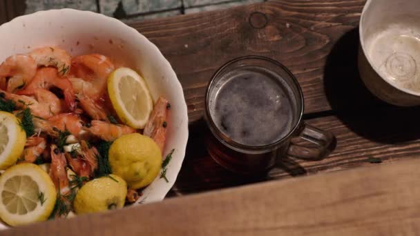 Krevety a pivo ve vaně — Stock video