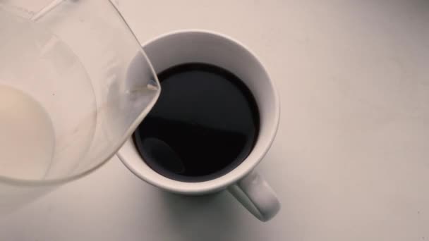 Προσθέτουμε γάλα σε καφέ — Αρχείο Βίντεο