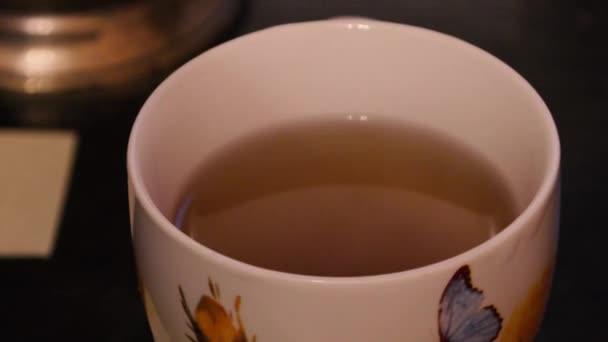 Гарячий чай в кухоль крупним планом — стокове відео
