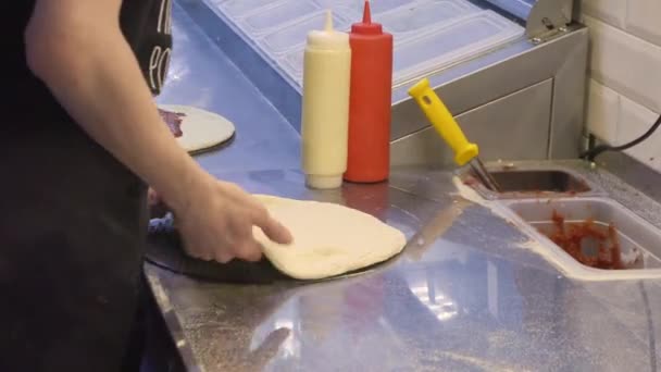 Приготовление пиццы в ресторане на кухне — стоковое видео