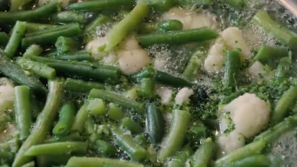 Groenten koken in een pan close-up — Stockvideo
