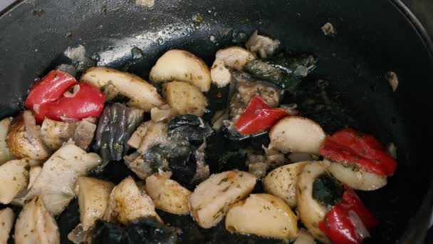 Картофель и овощи обжига в кастрюле — стоковое видео