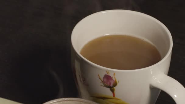 Boisson au café chaud pour diabétiques dans une tasse gros plan — Video