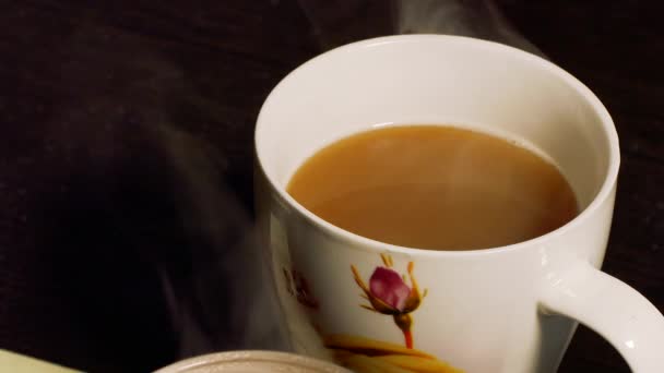 Bebida de café quente de diabéticos em uma xícara de perto — Vídeo de Stock