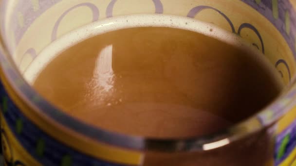 Горячий кофе для диабетиков в чашке крупным планом — стоковое видео