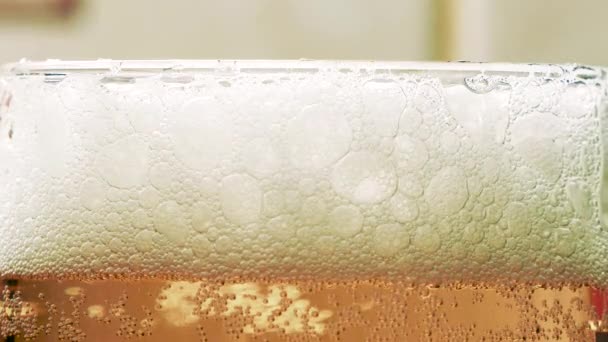 Cerveza de espuma en una copa de vidrio de cerca — Vídeos de Stock