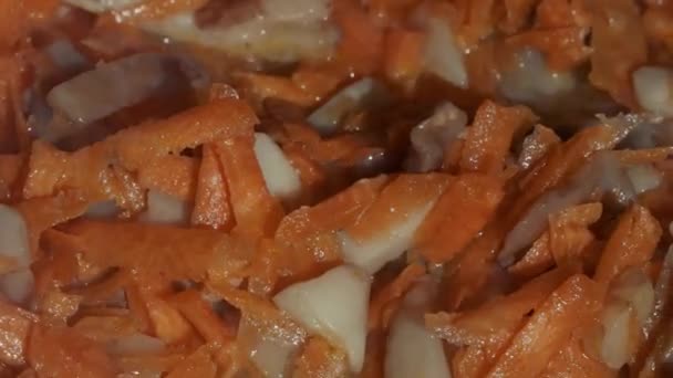 Локшина удон з овочами на сковороді — стокове відео