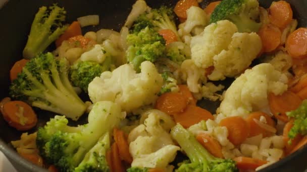 Broccoli bloemkool wortelen uien Braden in een pan — Stockvideo