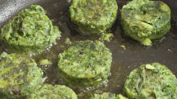 フライパンで揚げた緑野菜から作られたベジタリアンカツ — ストック動画