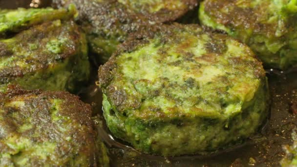 Vegetarische koteletten gemaakt van groene groenten gebakken in een pan — Stockvideo