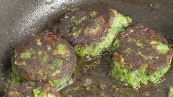 Bir tavada kızartılmış yeşil sebzelerden yapılan vejetaryen pirzola — Stok video