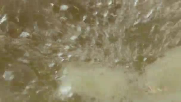 Woda w garnku sprowadza się z bliska — Wideo stockowe