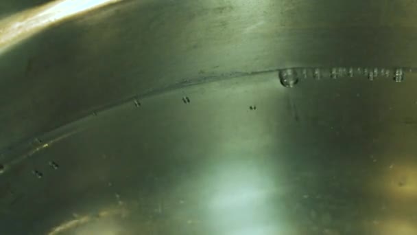 锅中的水沸腾了 — 图库视频影像