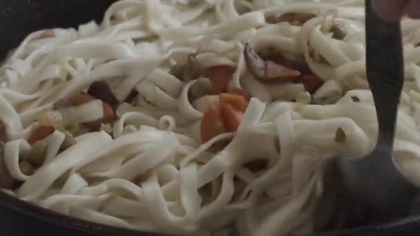 Udon noedels met groenten in een pan — Stockvideo