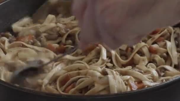 Tagliatelle udon con verdure in una padella — Video Stock
