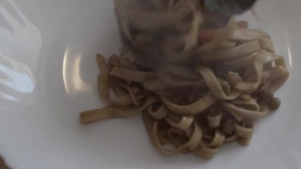 Tagliatelle udon con verdure in una padella — Video Stock