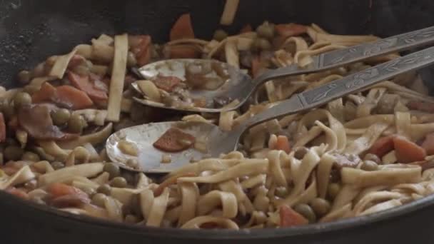 Tagliatelle udon con verdure in una padella — Video Stock