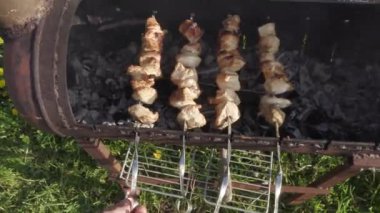 şiş üzerinde tavuk eti kömür üzerinde pişmiş