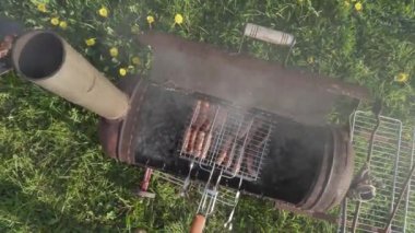 kömürler üzerinde kavurma ızgara üzerinde et sosis