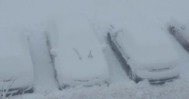 otoparkta karla kaplı arabalar