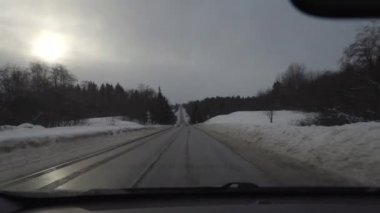 kışın bulutlu havalarda araba ile sürüş. kabinden görünüm
