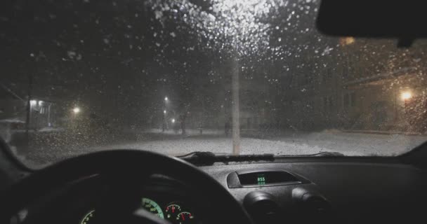 Śnieg spada na szyby samochodów i topi się w nocy. Widok wewnątrz — Wideo stockowe