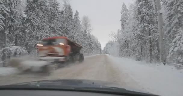 Máquina de nieve en el tráfico entrante en el bosque de invierno — Vídeo de stock