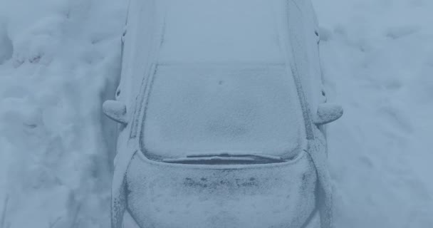 Αυτοκίνητα καλυμμένα με χιόνι στο παρκινγκ — Αρχείο Βίντεο