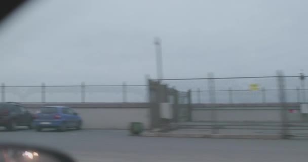 Vista de la ventana del coche mientras conduce por un puente en un día nublado — Vídeos de Stock