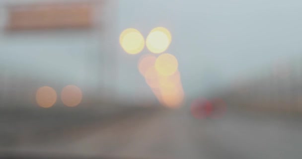 Bokeh tijdens het rijden. onscherpe straatverlichting — Stockvideo
