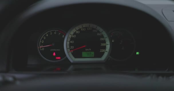 Auto dashboard close-up met knipperende richtingaanwijzers — Stockvideo