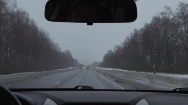 Водіння на машині в похмуру погоду взимку. ефект масштабування — стокове відео