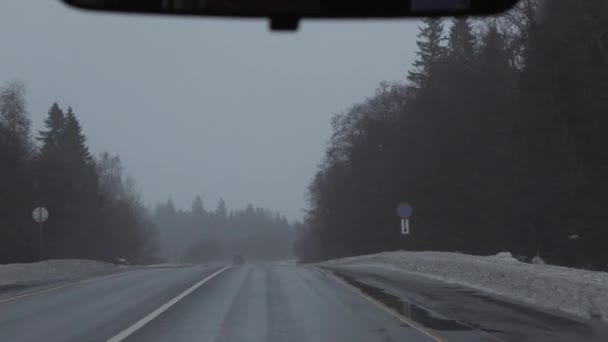 Conducir en coche en clima nublado en invierno. efecto zoom — Vídeos de Stock