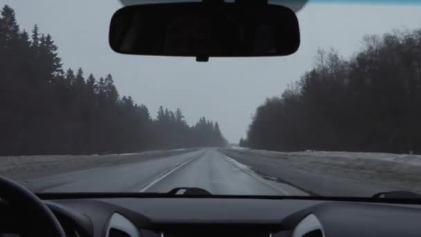 Conducir en coche en clima nublado en invierno. efecto zoom — Vídeo de stock