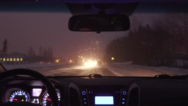 Вождение в машине в ночном городе зимой. view from the cab — стоковое видео