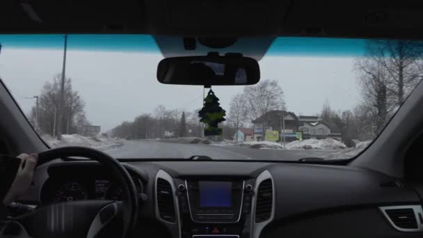 Condução de carro em tempo nublado no inverno. vista da cabina — Vídeo de Stock