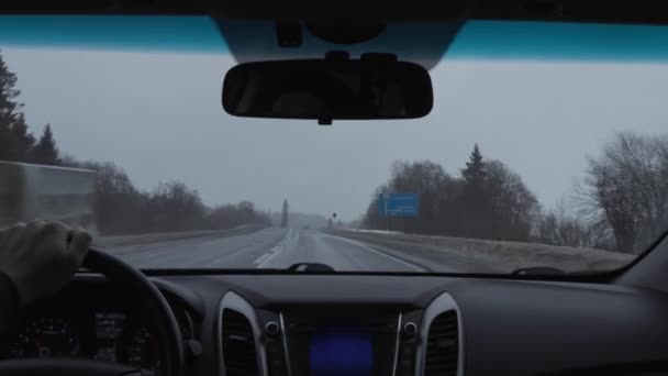 Condução de carro em tempo nublado no inverno. vista da cabina — Vídeo de Stock