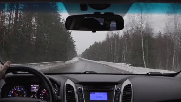 Conducir en coche en clima nublado en invierno. vista desde la cabina — Vídeos de Stock