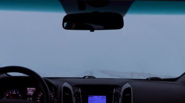 kar fırtınası sırasında bir kış ülke yolda bir araba sürüş