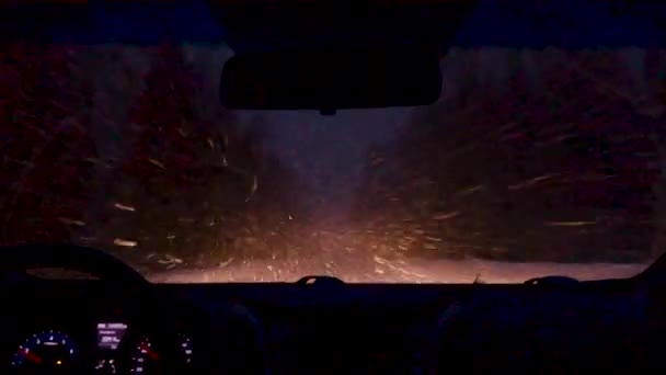 Вождение автомобиля на зимней сельской дороге во время снежной бури — стоковое видео