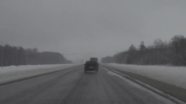 Conducir en coche en clima nublado en invierno. vista desde la cabina — Vídeo de stock