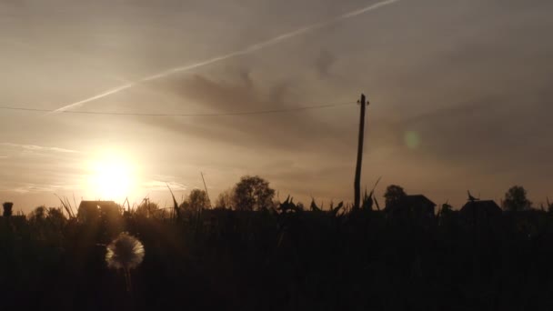 Sol puesta de sol en el pueblo — Vídeos de Stock