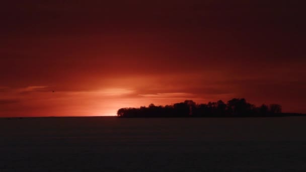 Ilha no Golfo da Finlândia durante o pôr do sol — Vídeo de Stock