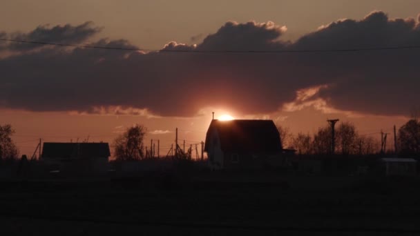 Sole del tramonto nel villaggio — Video Stock