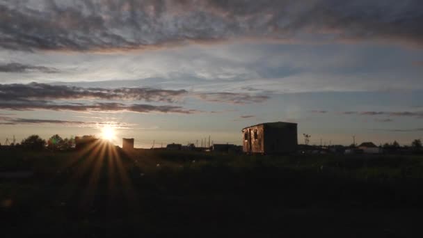 Sol puesta de sol en el pueblo — Vídeos de Stock